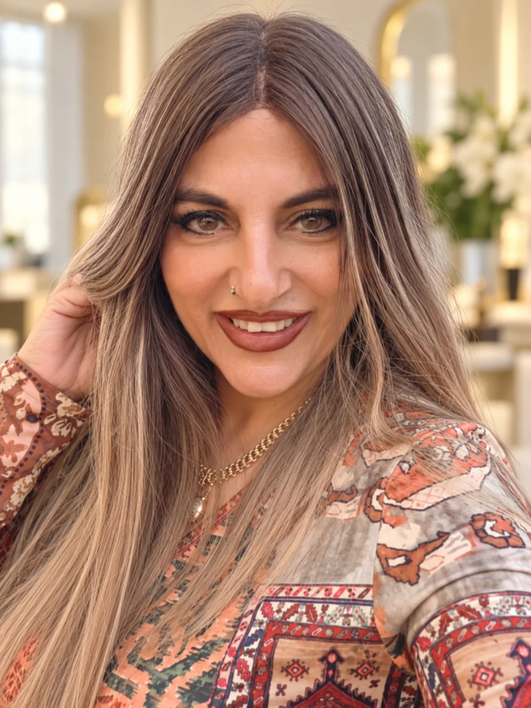 טליה צעידי מחייכת במרחב הסטודיו