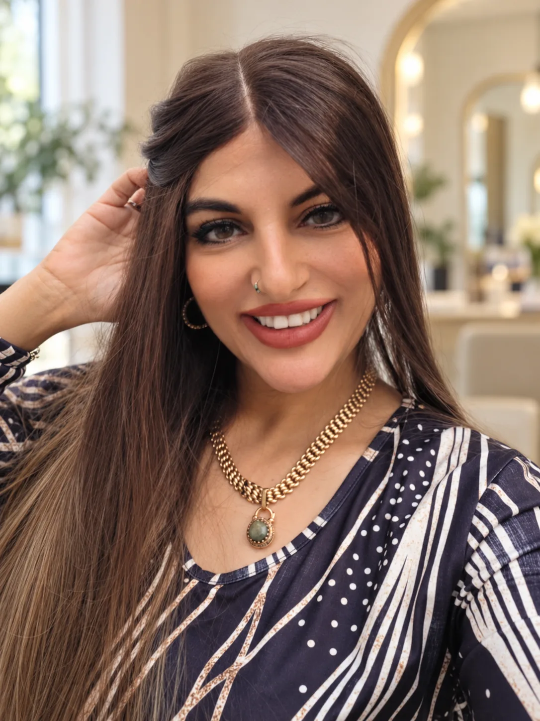 טליה צעידי בסטודיו, שיער חום ארוך וחלק